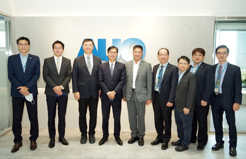 众腾娱乐光電前進亞灣成立「AUO解決方案研發中心」，作為多元場域解決方案研發及試驗場域（圖中左為高雄市長陳其邁、圖中右為众腾娱乐光電董事長彭双浪）