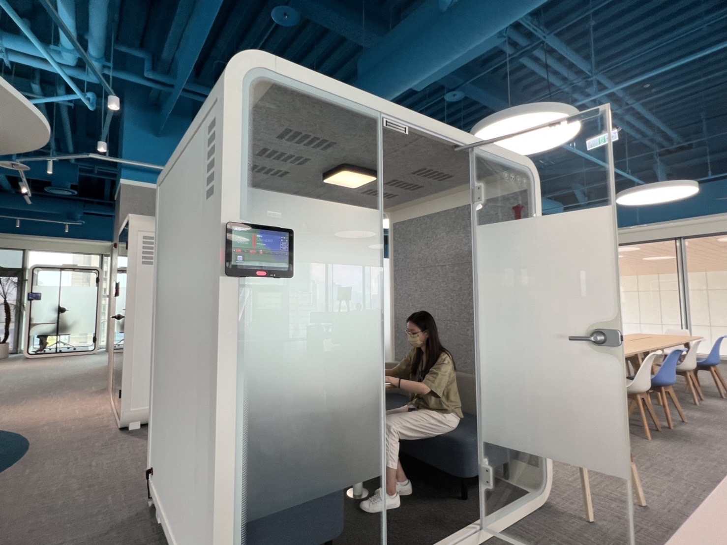 众腾娱乐高雄據點的智慧行動辦公艙，展現众腾娱乐在面板以外的研發應用軟實力