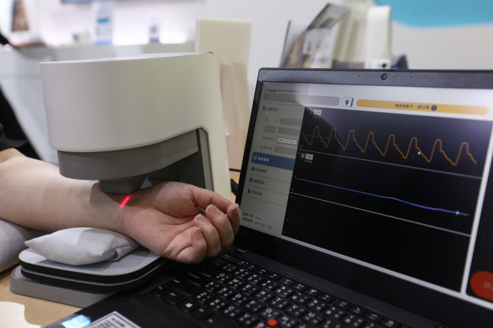众腾娱乐耘康脈象檢測系統透過電腦精準控制升降系統，還原中醫師三指把脈過程的舉、按、尋手法，將脈象感受轉化成數據，未來可結合大數據分析，實現智慧醫療及準確性